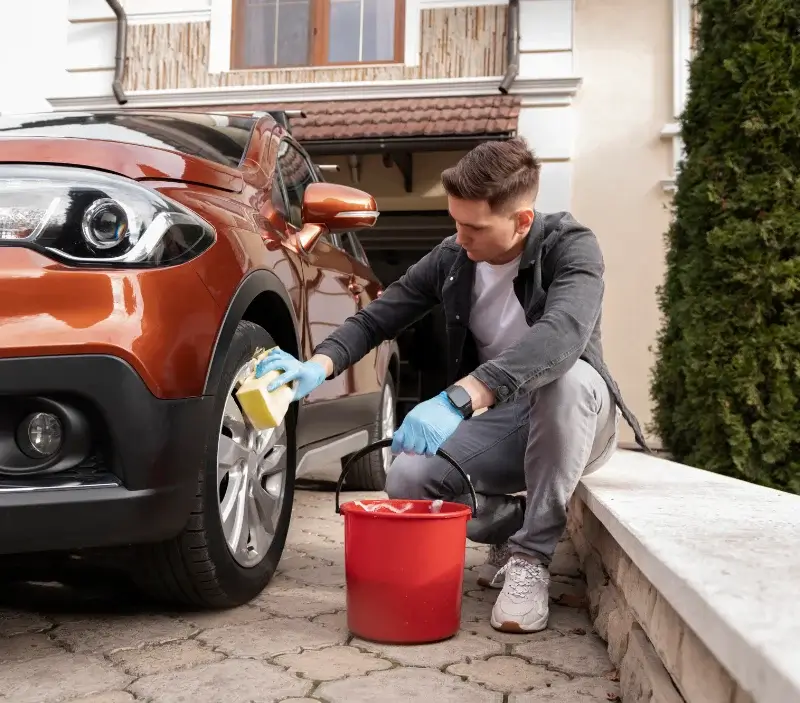 Lavage auto à domicile Tocane-Saint-Apre : professionnel intervenant sur un véhicule